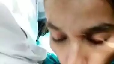 Desi girl giving blowjob inside running car