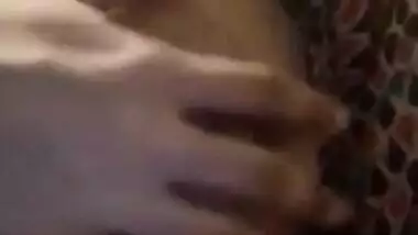 Attractive Desi MILF plays with own natural XXX tits on the camera