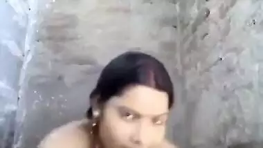 Bihari Bhabhi Record Her Bathing Video For Lover