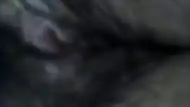 Desi female helps fans relax in a XXX way pulling her black top up