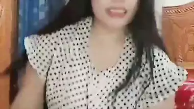 Chamet girl dancing and showing boobs on video call