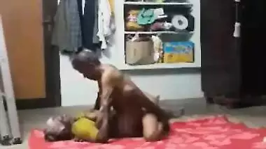 Close-up video of mature Desi slut who takes boy's XXX tool in cunt