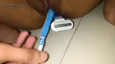 Horny Indian teen babe inserting toothbrush and sefty rezer in pussy