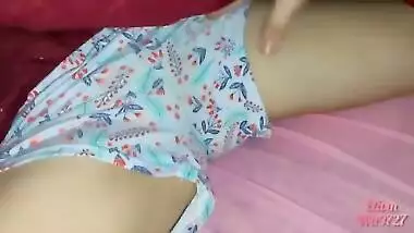 Xxx desi video casero con mi hermanastra primera vez en su cama hacemos cosas debajo de las sabanas