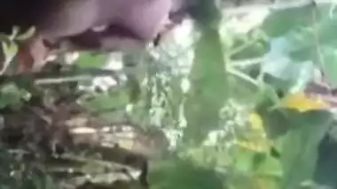 Desi MMS video of horny dude fucking mature XXX slut in the woods