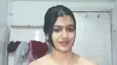 Indian chick in a XXX birthday suit doesn't hurry to finish sex bathing