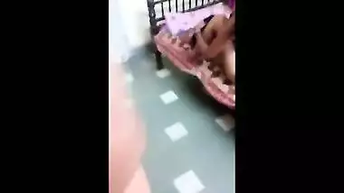 Virgin Kuwari college girl ne apne saheli ke Daddy se Chudai seekhi