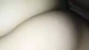 Husband is out but friend fingers muff of Desi MILF to XXX orgasm