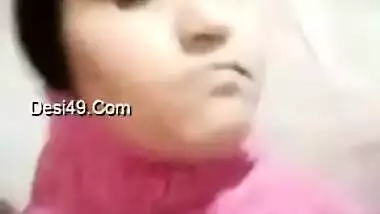 Desi whore flashes XXX-shaped titties covered with red bra close-up