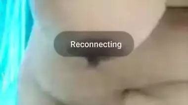 Desi MILF invites viewers to watch her XXX parts during sex posing