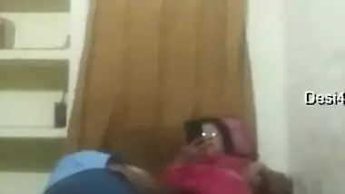 Man offers the nerdy Indian aunty to film XXX video and she agrees