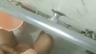 Desi wife nude bathing in bathroom recording by spy cam