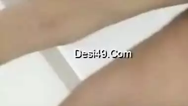 Desi mom with perfect XXX-looking body turns around posing on camera
