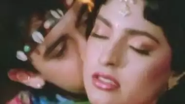 Aamir Khan Gives Juhi A Hickey - Tum Mere Ho - Hot Kissing Scenes.mp4