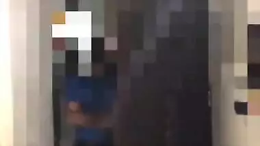 Desi wife towel drop dare in front of delivery boy