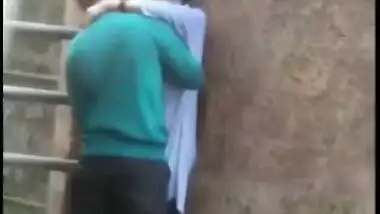 Gal caught sneakily making out with lover in outdoor Desi mms action