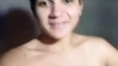 Indian girl exposes her full XXX boobies in sex show on camera