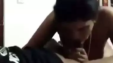 Cheating lady sucks her lover’s dick in a Tamil sex video