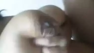 Indian girl keenly exposes natural XXX boobs and shaved pussy on camera
