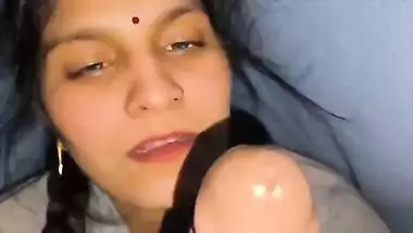 Horny wife’s Indian blowjob makes her man cum