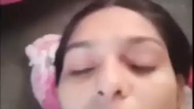 Pretty Desi college girl exposes her tits and shaved cunt on XXX cam