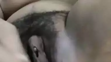 Solo MMS video of naughty Desi wife sticking a banana into XXX slit