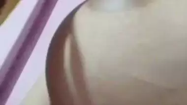 Bengali girl playing with boobs and pussy viral videos
