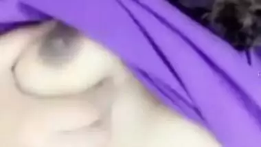 Teen Indian pulls her violet T-shirt up and shows off XXX boobs