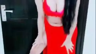 Luscious Desi wench gives XXX close-up of her big ass and breasts