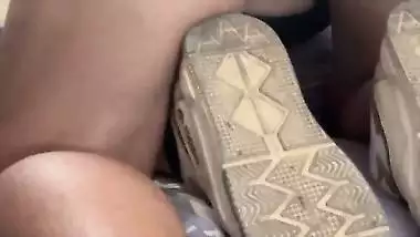 RECIBO EL DINERO DE LA QUICENA Y LE PAGO A UNA MILF CULONA QUE ENCONTRE EN EL SUPERMERCADO PARA QUE ME ACOMPAÑE A CASA Y LE FOLLO EL COÑO HASTA CORRER