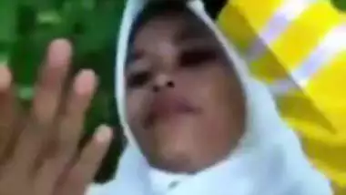 The first-time experience of this sexy Tamil babe fuck outdoor in jungle