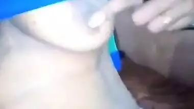 Amateur Desi aunty lifts striped top to have some fun with tits