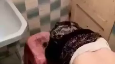 Mature auntie in hijab hikes up dress to have Desi XXX cunt drilled