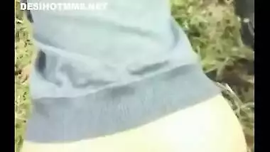 Outdoor sex porn of Desi college XXX girl with lover in the park MMS