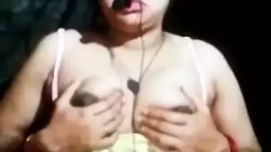 Plump Desi bhabhi gets topless to play with tits on live XXX cam