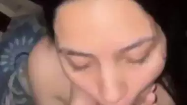 Delhi babe gives a sexy blowjob in Indian sex video