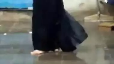 Desi woman allows XXX cameraman to follow her during naked sex walk