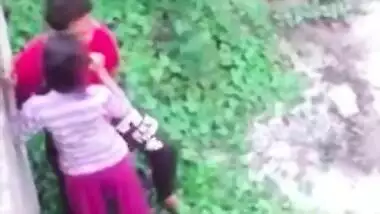 Two Indian lovers caught fucking in outdoor garden in Desi mms video