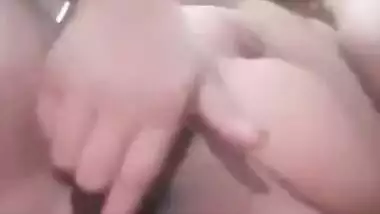 Fat XXX amateur Desi actress takes top and pants off in MMS video