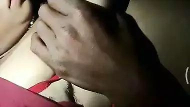 Masseuse chews the juicy boobs of Bhabhi in Desi porn