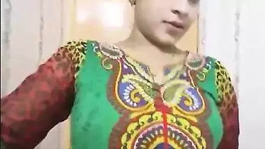 Indian girl in sexy clothes pulls it up to show off XXX boobies