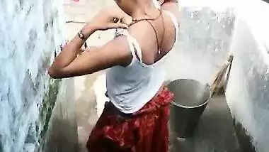 Indian Desi girl in the bathroom fully naked, era recording