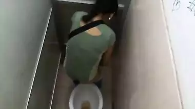 Desi pervert records amateur girl taking XXX pee in public toilet