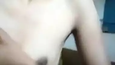 Bored Desi housewife puts XXX pinky flower in camera for MMS fans