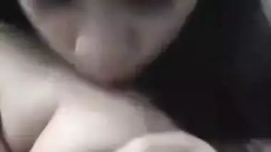 Solo porn video of the Desi hottie with plump lips and big juicy tits
