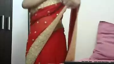 Chick demonstrates her sex hooters and wears an Indian sari in XXX clip