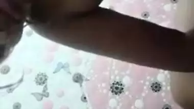Pretty Desi sexpot records for BF how she washes XXX body at home