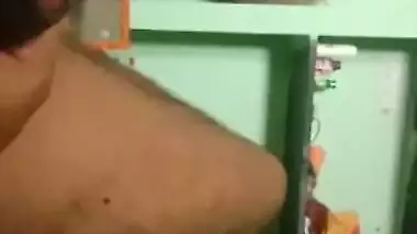 South Indian wife cheats on hubby and gives Desi dude XXX handjob