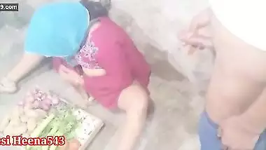 In a clean voice by scolding the sister-in-law who is selling vegetables