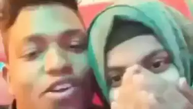 18 yr old Karachi girl kisses her lover in Pakistani porn